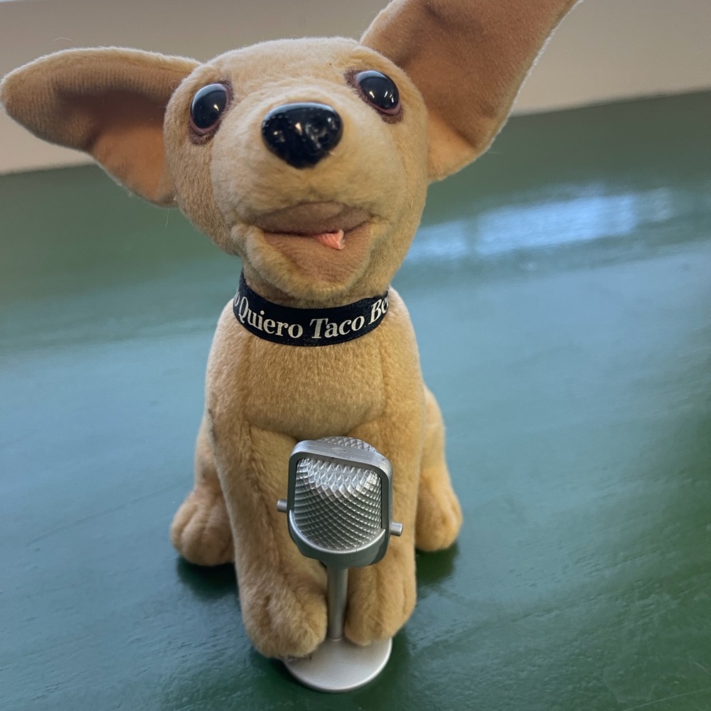 TACO BELL SINGING CHIHUAHUA
